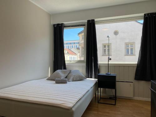- une chambre avec un lit et une grande fenêtre dans l'établissement Ferieleiligheter i Kristiansand, à Kristiansand