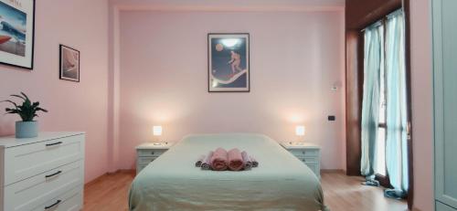 een slaapkamer met een bed met slippers erop bij Family and friends house in Lecce