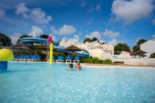 - 2 enfants dans la piscine d'un complexe dans l'établissement Chez Kévin & Elise, à Saint-Jean-de-Monts