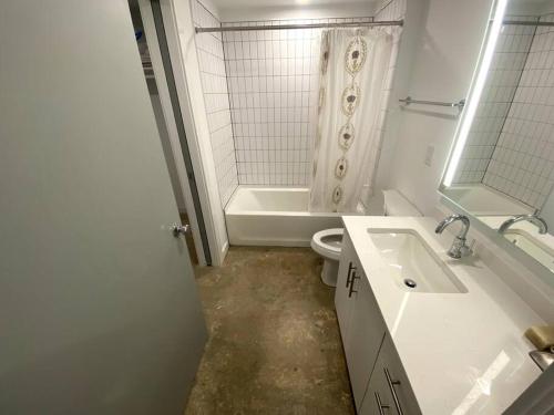 サバンナにあるState Street Retreatの洗面台、トイレ、浴槽を備えたバスルーム