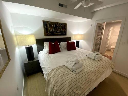 サバンナにあるState Street Retreatのタオルが敷かれた大きなベッドのある寝室