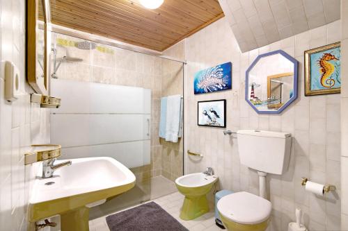 a bathroom with a sink and a toilet at T3 Duplex Albufeira in Olhos de Água