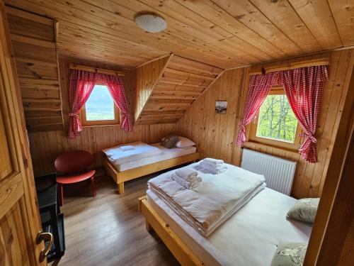 um quarto com 2 camas num chalé de madeira em Koča na Taležu em Bled