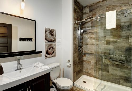 Un baño con ducha, inodoro y lavabo. en Chalets Alpins -13 Chemin des Skieurs, en Stoneham