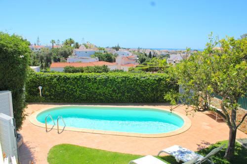 a swimming pool in the middle of a yard at Villa Flores in Carvoeiro