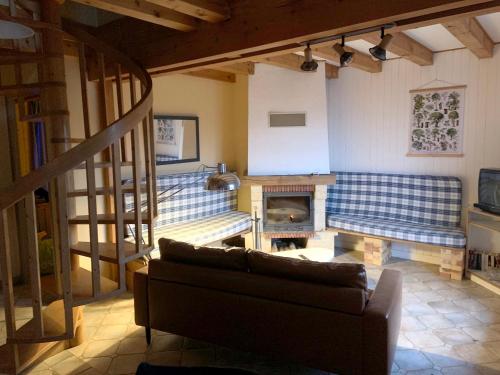 Posedenie v ubytovaní Maison chaleureuse à Vaucluse avec jardin spacieux 84 m²