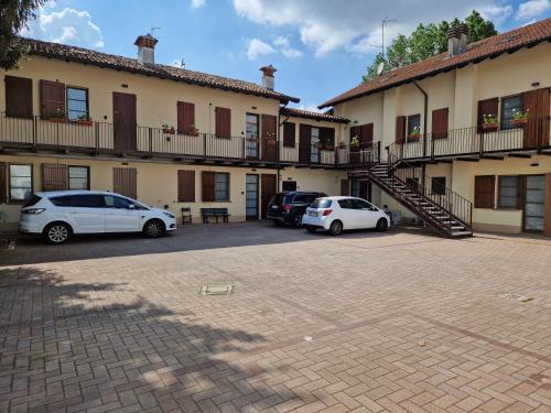 パヴィアにあるResidence il Cascinettoの建物前の駐車場に駐車した車2台