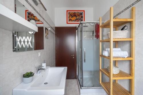 een badkamer met een wastafel en een douche bij [Casa Graziola] Wi-Fi, Netflix, 5* Comfort in Gaggiano