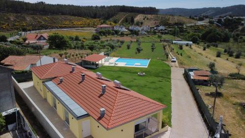 una vista aérea de una casa con piscina en Casas nas Hortas, 