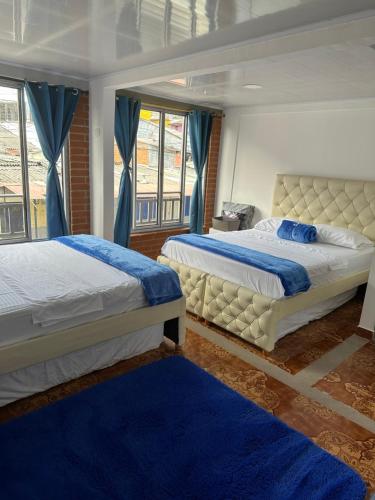 - une chambre avec 2 lits et une fenêtre dans l'établissement Apartamentos Quimbaya, à Quimbaya