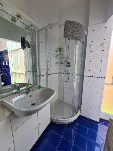 Et badeværelse på Le Camarelle by PortofinoVacanze