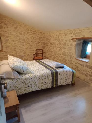 une petite chambre avec un lit et une fenêtre dans l'établissement Mas Pied Blanc, à Saint-Jean-de-Maruéjols-et-Avéjan