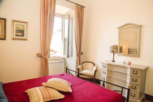 1 dormitorio con 1 cama, vestidor y ventana en La Piazzetta, en Bracciano