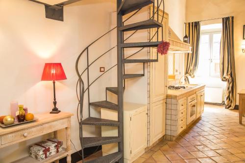 cocina con escalera de caracol en una habitación en La Piazzetta, en Bracciano