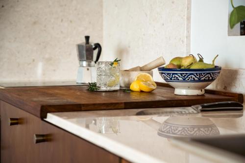 a counter top with a bowl of fruit on it at eftopia in Balodhimaíika