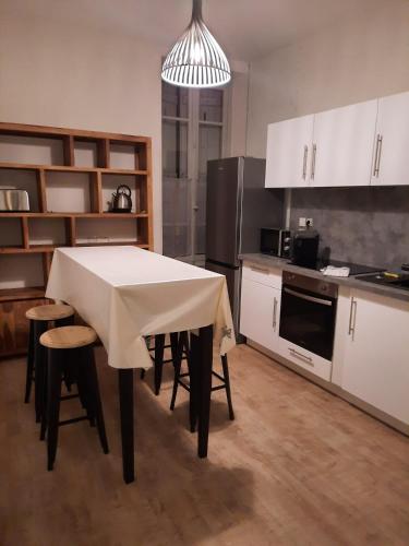 O bucătărie sau chicinetă la Appartement Jean Paul Sarthe