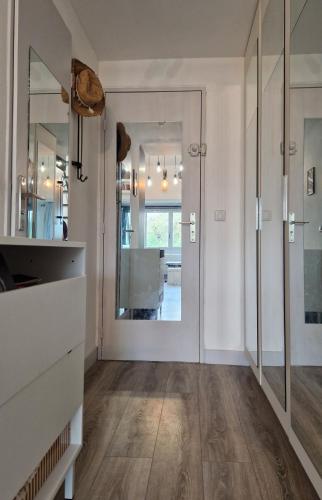 un couloir avec une porte pivotante et un miroir dans l'établissement Studio mezzanine entier à 5min de la plage et de St tropez, à Cogolin