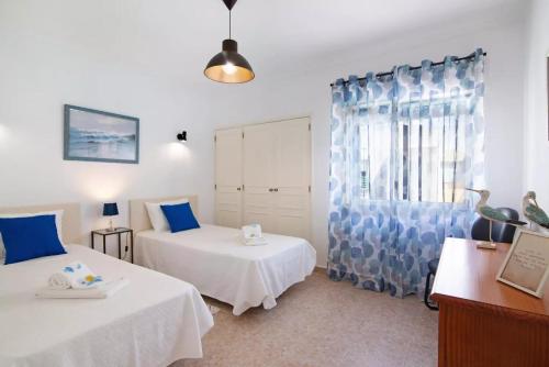 a bedroom with two beds and a window at Apartamento Kaya by Sunnyway in Albufeira