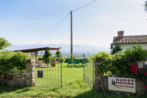 ein Tor in einem Hof mit Pension in der Unterkunft La Tuia Vacanze apt for 4PP and apt for 2PP in Montevarchi