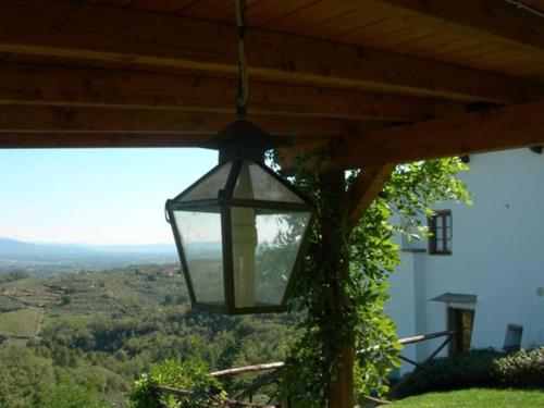 ein Licht hängt von einem Dach mit Aussicht in der Unterkunft La Tuia Vacanze apt for 4PP and apt for 2PP in Montevarchi