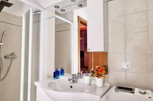 y baño con lavabo y espejo. en CASA APRICA 6 by Design Studio, en Aprica