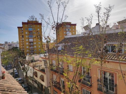 eine Gruppe von Gebäuden und Treppen in einer Stadt in der Unterkunft Garu Apartamentos in Fuengirola