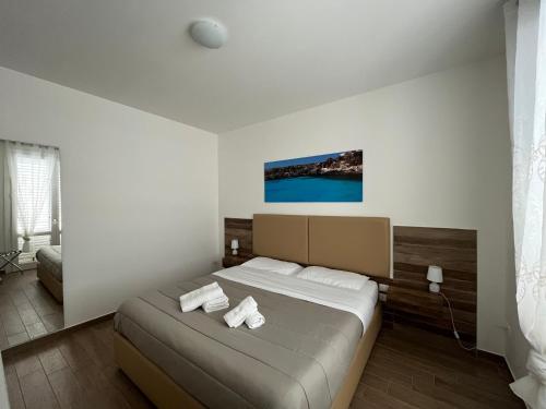 - une chambre avec un lit et 2 serviettes dans l'établissement Tra le nuvole, à Favignana