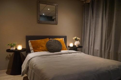 een slaapkamer met een bed met twee kaarsen erop bij B&B Noviomagus in Nijmegen