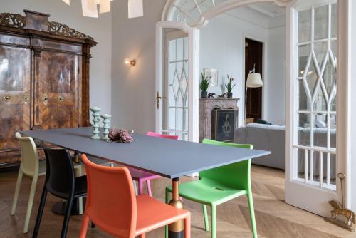 een eetkamer met een tafel en stoelen bij 2-Bedroom Apartment with Private Library in Wenen