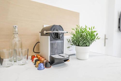 un comptoir de cuisine avec un grille-pain et une plante dans l'établissement ®Le Cosy - Studio de charme, à Marseille