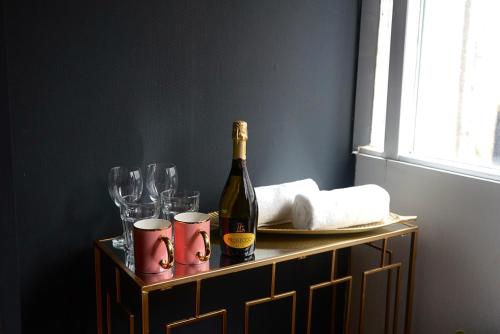 uma garrafa de vinho sentada numa mesa com copos em B&B Noviomagus em Nijmegen