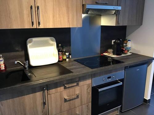 La cuisine est équipée d'un évier et d'un grille-pain. dans l'établissement Superbe T1 à bastia vue sur mer, à Bastia