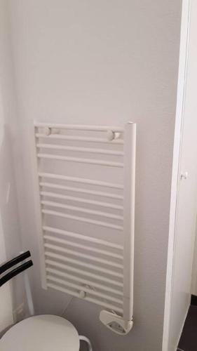 une salle de bain avec des toilettes blanches dans une chambre dans l'établissement Superbe T1 à bastia vue sur mer, à Bastia