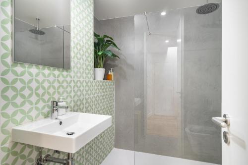 WHome Alfama 2-Bed Minimalist Retreat for Digital Nomads & Remote Workers