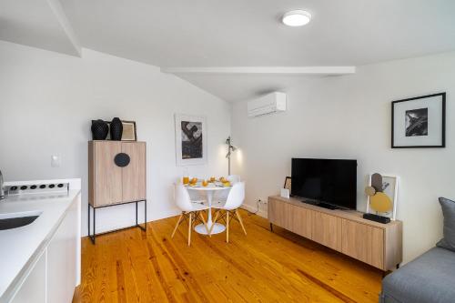 WHome Alfama 2-Bed Minimalist Retreat for Digital Nomads & Remote Workers