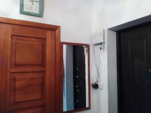una puerta con un espejo junto a una habitación en Аlmaty Arbat, en Almaty
