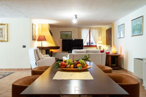 una sala de estar con un bol de fruta en una mesa en Appartamento in Casa Olea, en SantʼAndrea