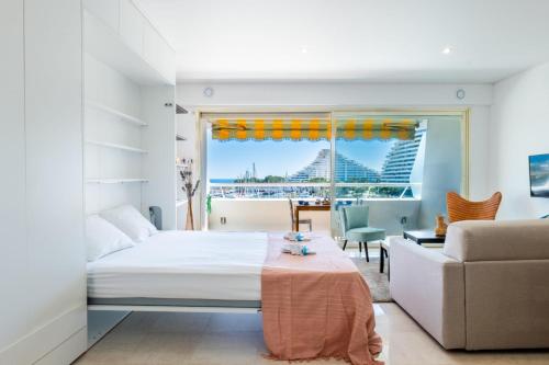 Large studio with a breathtaking view of the sea