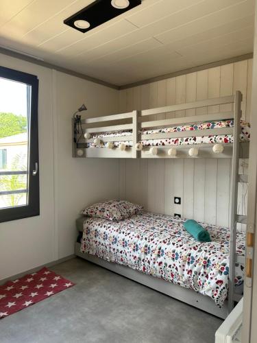 - une chambre avec des lits superposés dans l'établissement Cottage parc résidentiel de loisir, à Saubrigues