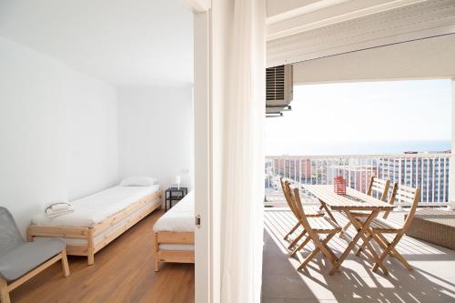 um quarto com uma varanda com uma cama e uma mesa em Global Properties, Apartamento de 2 habitaciones con terraza y vistas al mar em Canet de Berenguer