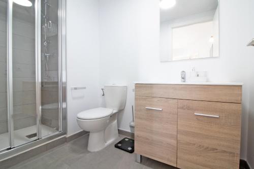 W łazience znajduje się toaleta i przeszklony prysznic. w obiekcie Global Properties, Apartamento de 2 habitaciones con terraza y vistas al mar w mieście Canet de Berenguer
