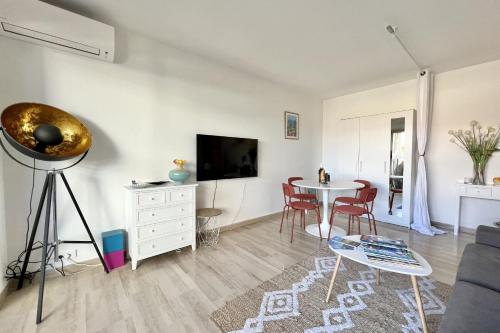 un salon avec une table et un canapé dans l'établissement Beautiful flat with terrace near Croisette, à Cannes