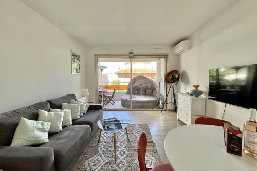 un salon avec un canapé et une table dans l'établissement Beautiful flat with terrace near Croisette, à Cannes