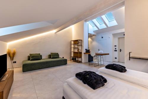 Sala de estar con 2 camas y mesa en App 303 Palazzo Cavour, en Bolzano