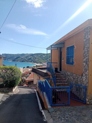 un bâtiment avec des escaliers bleus sur le côté d'une rue dans l'établissement Casa del sole, à Spotorno