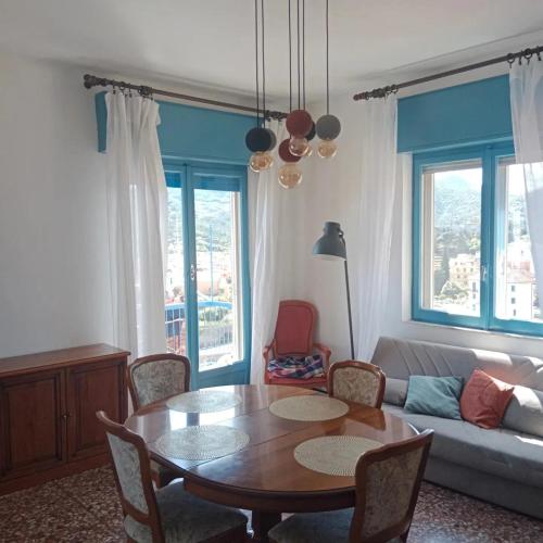 - un salon avec une table et un canapé dans l'établissement Casa del sole, à Spotorno