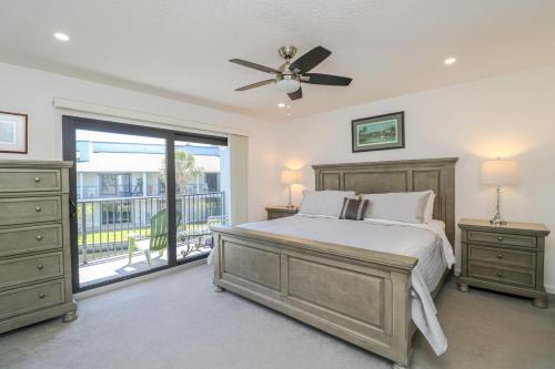 Schlafzimmer mit einem Bett und einem Deckenventilator in der Unterkunft Sea Winds 26 in St. Augustine