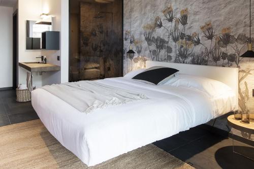 Una cama o camas en una habitación de Agriturismo Podere Cavaga Lago d'Iseo Agribio Winery