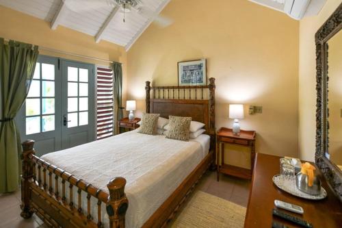 En eller flere senge i et værelse på Villa Ordnance