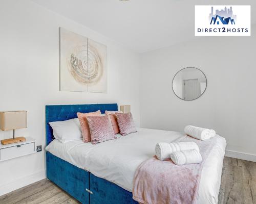 sypialnia z niebiesko-białym łóżkiem z poduszkami w obiekcie Modern And Stylish Two Bedroom Apartments by Direct2hosts With Great Location! w Londynie